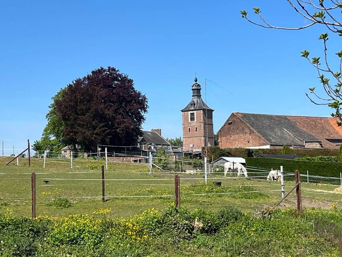 Vue du domaine de l'Écurie de la Court